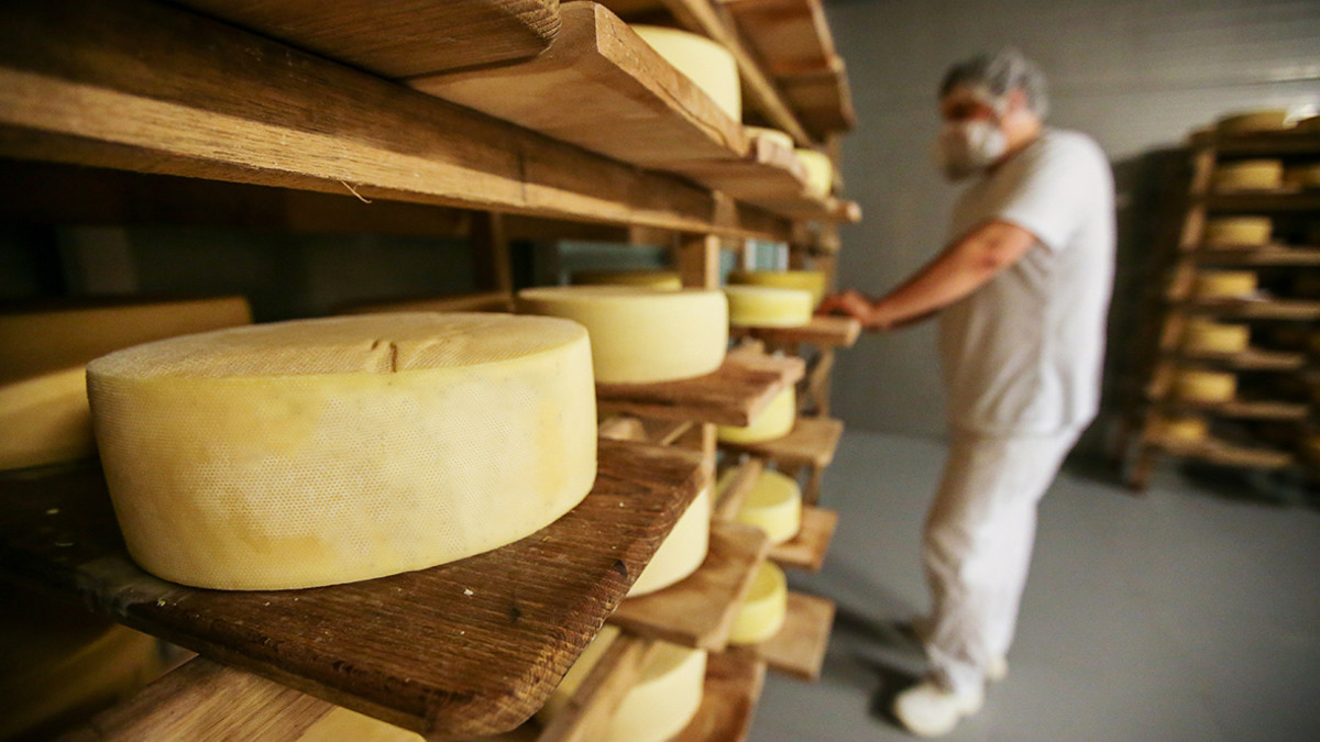У Франції монахи влаштували терміновий розпродаж майже трьох тонн сиру - фото 1