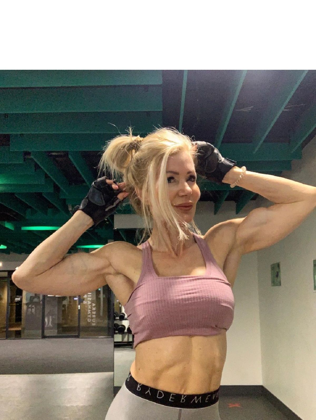 Ця 64-річна гаряча білявка підкорює чоловічі серця своїм виглядом