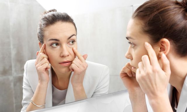 Дієтологиня розповіла, як позбутися від мішків під очима - фото 453506