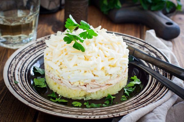 Салати на Великдень 2025: 10 простих і смачних рецептів салату до пасхального столу - фото 453524