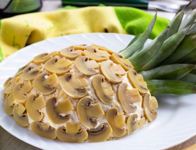 Салати на Великдень 2025: 10 простих і смачних рецептів салату до пасхального столу - фото 453532