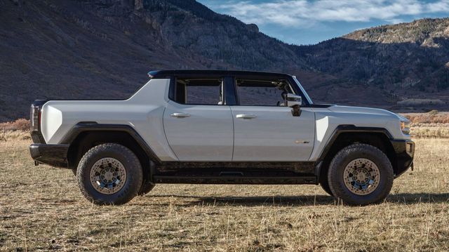 Перший електромобіль Hummer продали у 22 рази дорожче за пропоновану ціну - фото 453572