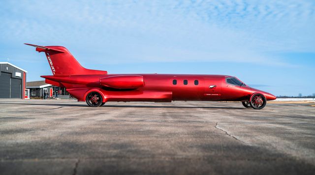 На аукціон виставили гібрид літака і лімузина: фото - фото 453605