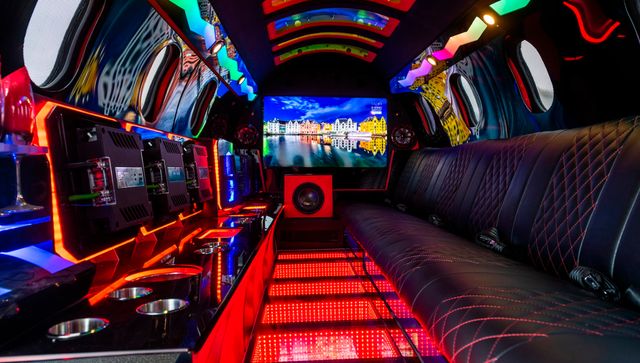 На аукціон виставили гібрид літака і лімузина: фото - фото 453609