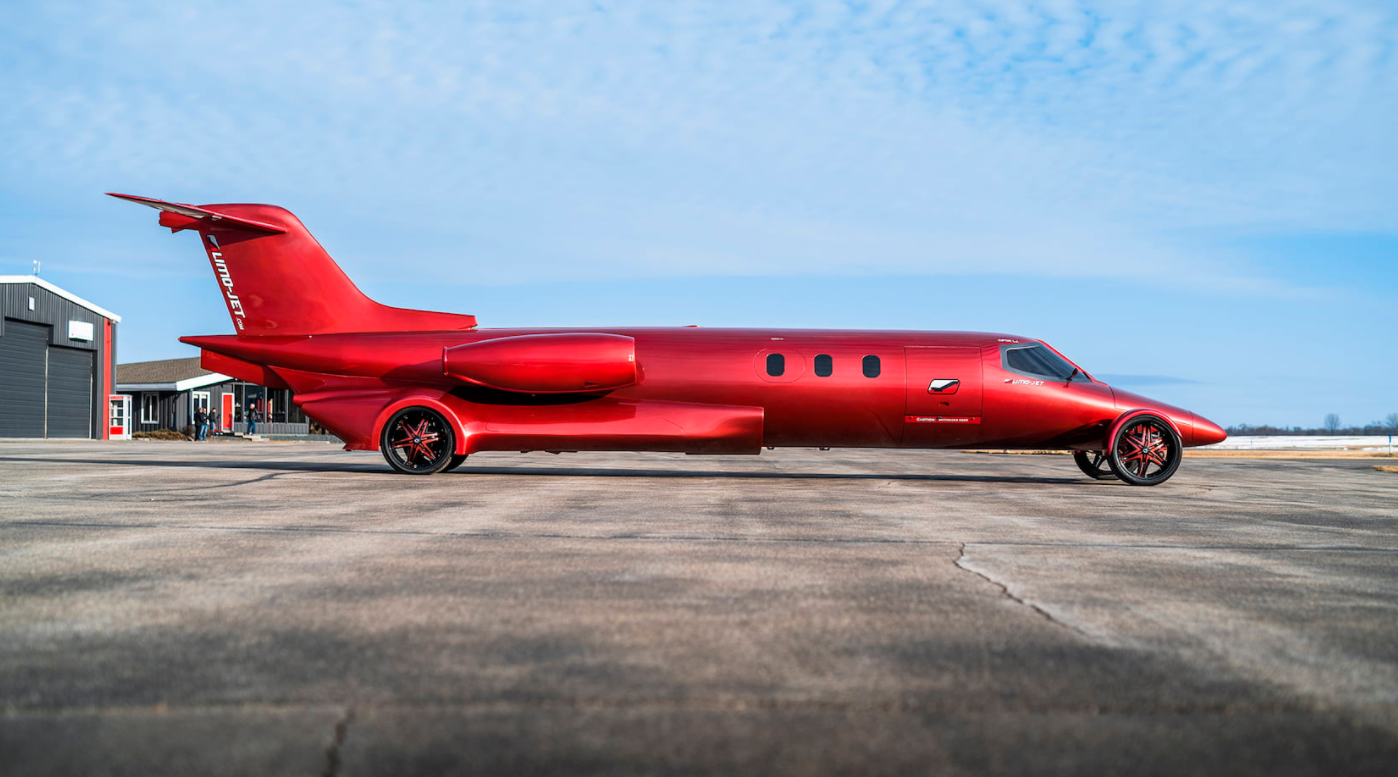 На аукціон виставили гібрид літака і лімузина: фото