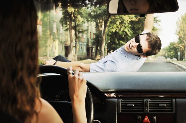 Автопідстави на дорогах: 4 популярні схеми шахраїв та як правильно діяти водіям - фото 453627