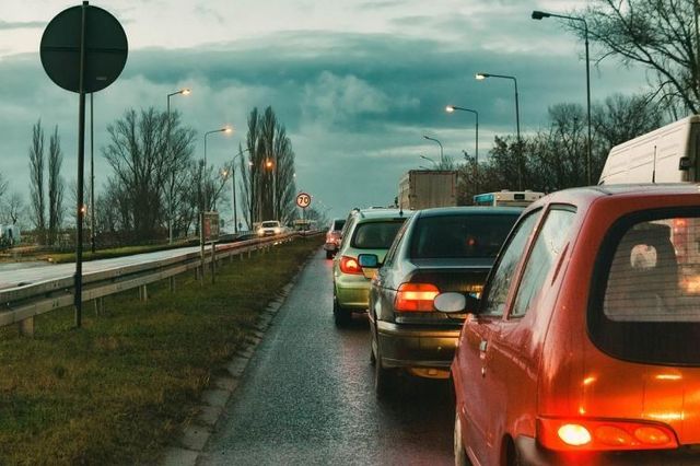 Автопідстави на дорогах: 4 популярні схеми шахраїв та як правильно діяти водіям - фото 453628