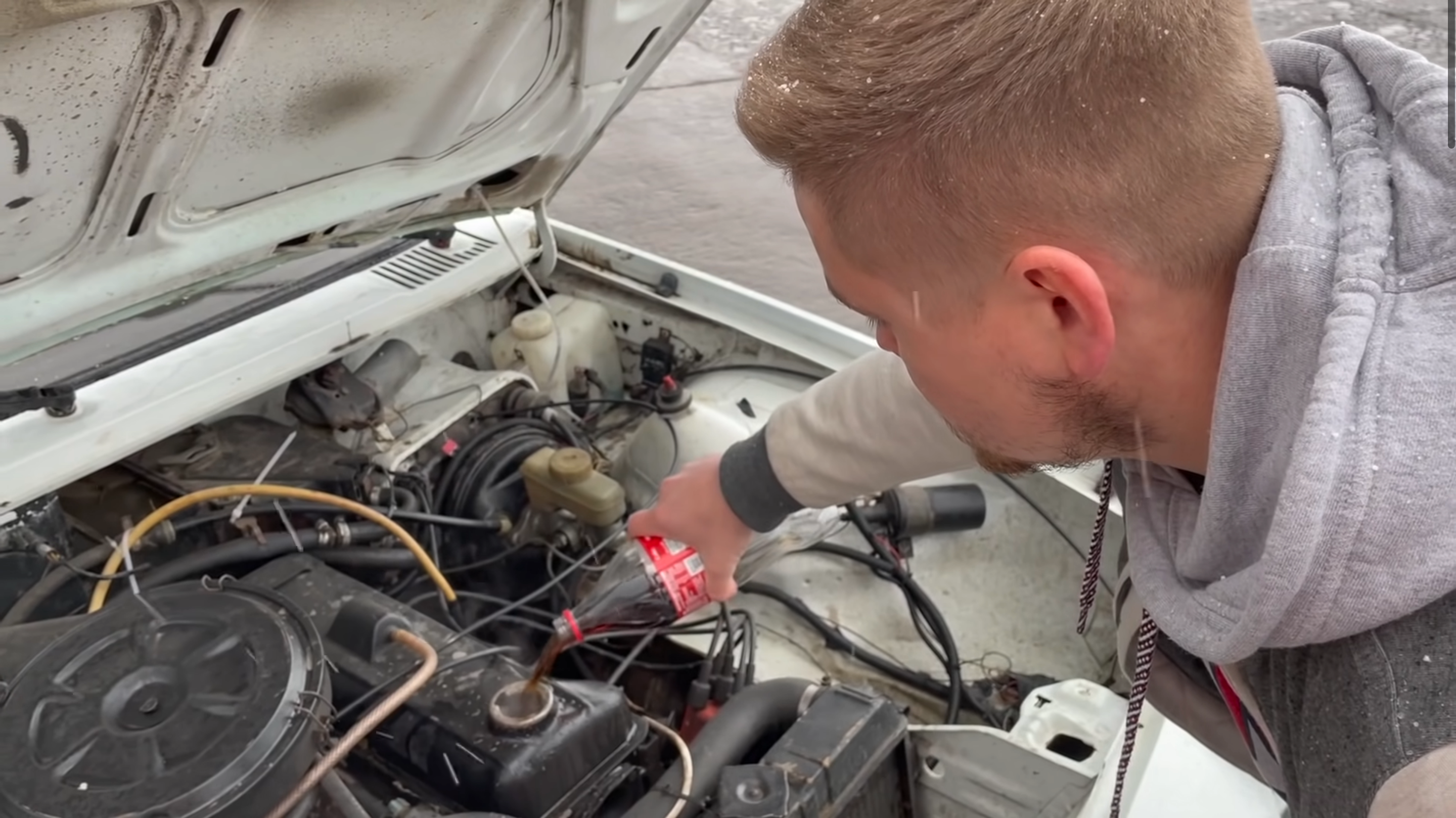 В двигун автомобіля залили колу замість оливи - фото 1