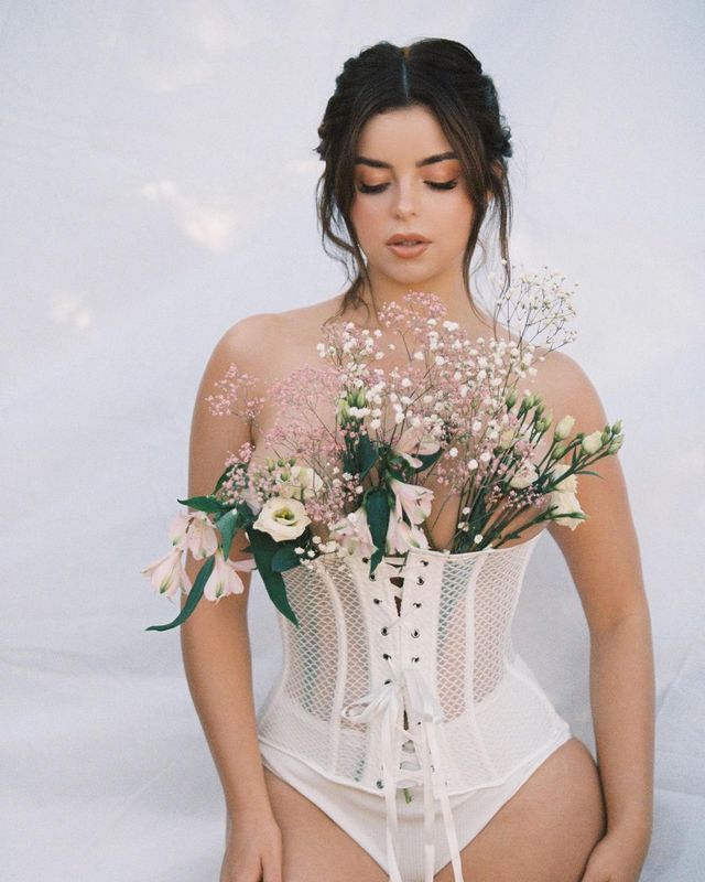 Спокуслива Демі Роуз похизувалась формами лише у корсеті (18+) - фото 453709