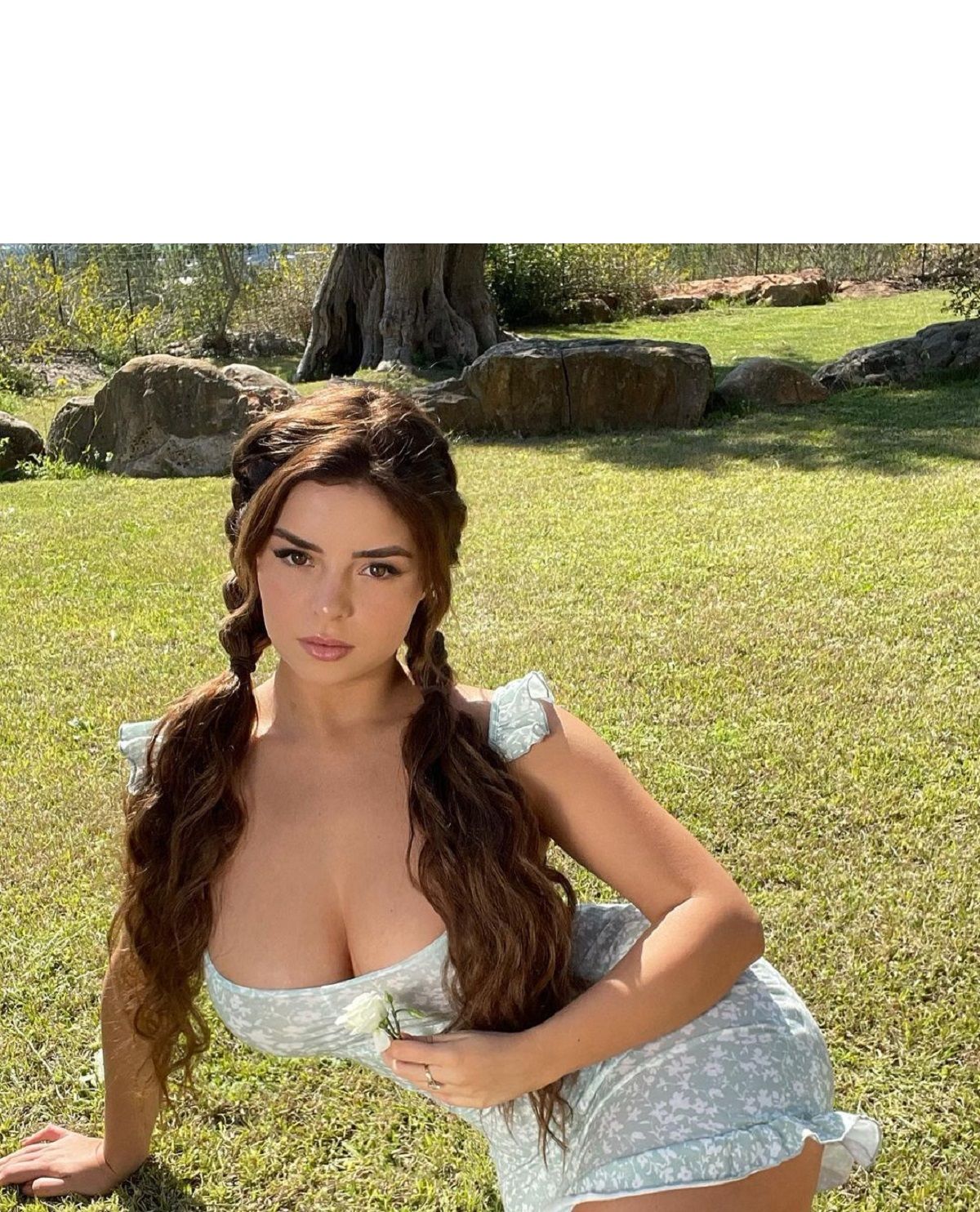 Спокуслива Демі Роуз похизувалась формами лише у корсеті (18+)