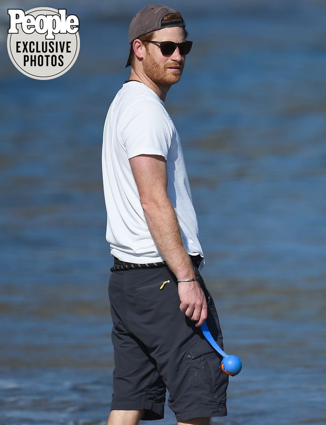 Принца Гаррі сфотографували на пляжі у Каліфорнії: ексклюзивні знімки - фото 453955