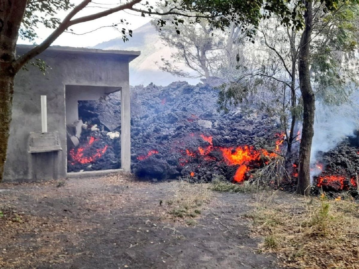 Виверження вулкана в Гватемалі: на відео показали, як лава поглинула будинок
