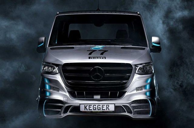 Mercedes-Benz Sprinter перетворили на незвичний евакуатор - фото 454056