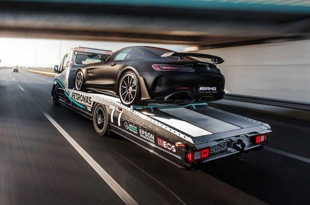 Mercedes-Benz Sprinter перетворили на незвичний евакуатор - фото 454058