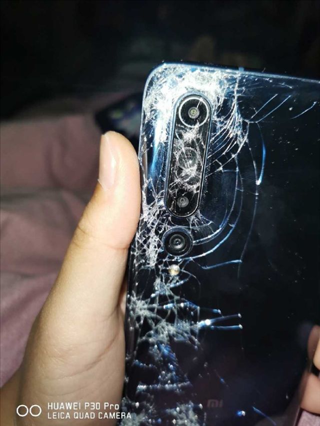 Xiaomi Mi10 пройшов краш-тест автобусом: на смартфон боляче дивитися - фото 454154