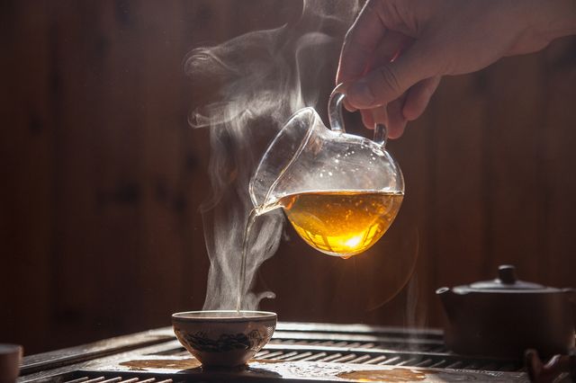 Науковці розповіли, чим небезпечний гарячий чай - фото 454286