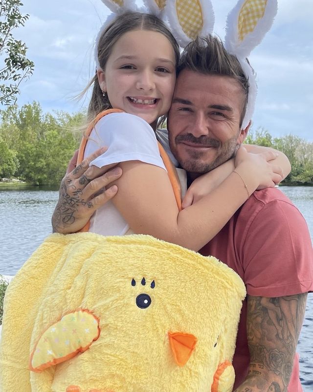 Девід Бекхем постав перед шанувальниками в образі пасхального кролика - фото 454302