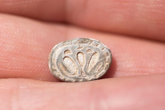 Туристи знайшли в Ізраїлі загадковий амулет: чий він? - фото 454513