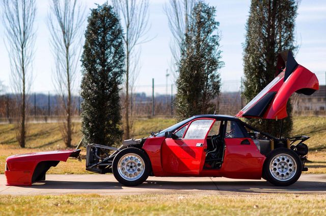 З молотка пустять перший екземпляр ралійного купе Lancia 037 - фото 454534