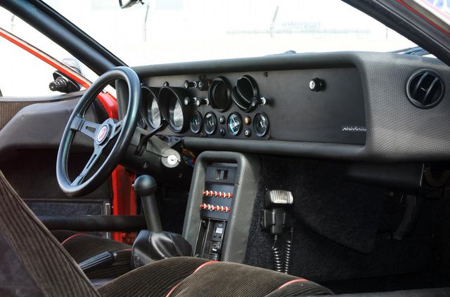 З молотка пустять перший екземпляр ралійного купе Lancia 037 - фото 454535