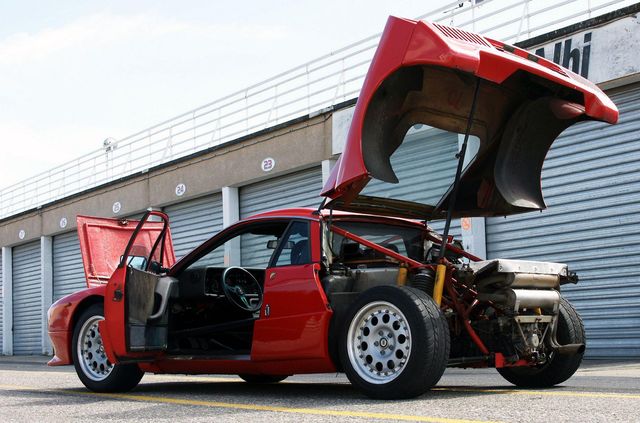 З молотка пустять перший екземпляр ралійного купе Lancia 037 - фото 454536