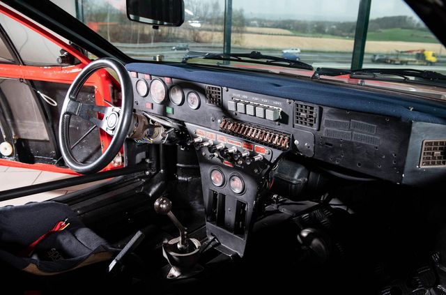 З молотка пустять перший екземпляр ралійного купе Lancia 037 - фото 454539