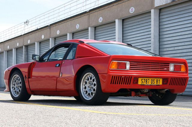 З молотка пустять перший екземпляр ралійного купе Lancia 037 - фото 454541