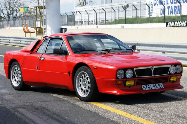 З молотка пустять перший екземпляр ралійного купе Lancia 037 - фото 454545