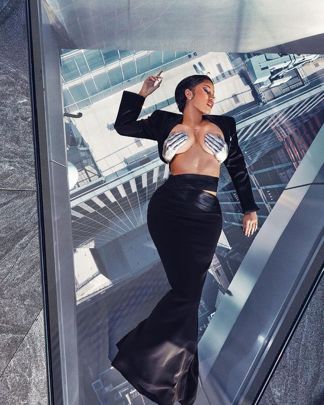 Реперка Карді Бі оголилася для чоловічого глянцю: гарячі кадри (18+) - фото 454646