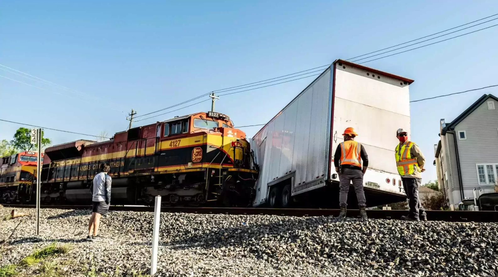 У США в аварію потрапили потяг, вантажівка, Ferrari і Porsche: відео унікальної ДТП