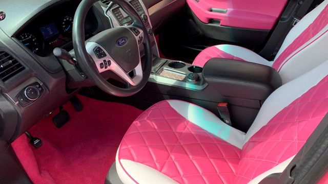 На продаж виставили поліцейський Ford Explorer рожевого кольору: фото - фото 454780