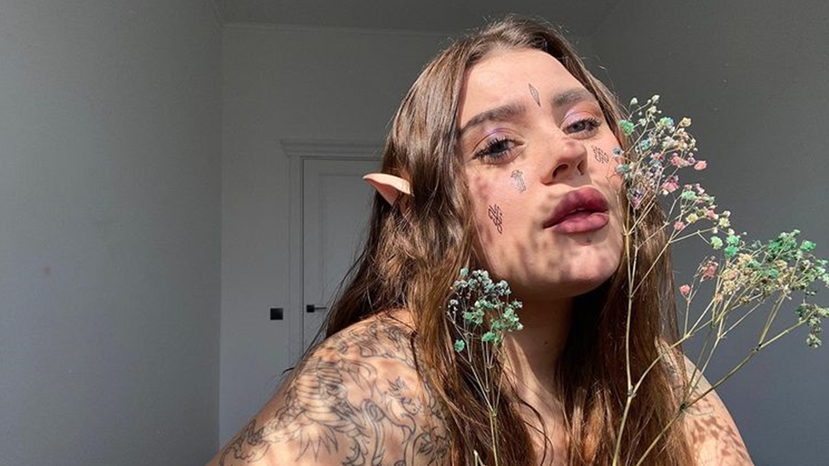 Солістка гурту KAZKA знялася без білизни в образі ельфа: спокусливе фото