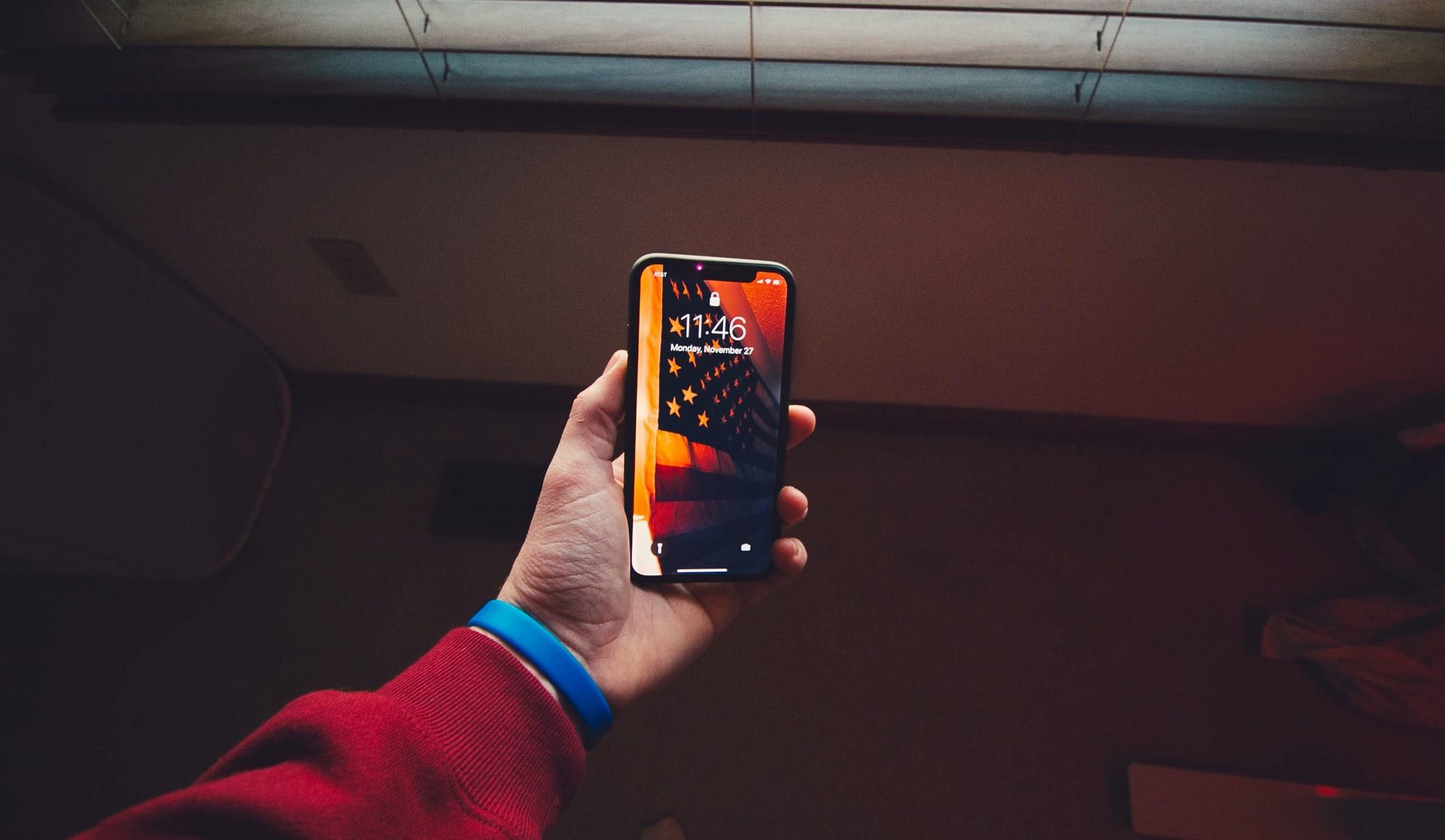 iPhone пролежав на дні озера рік - фото 1