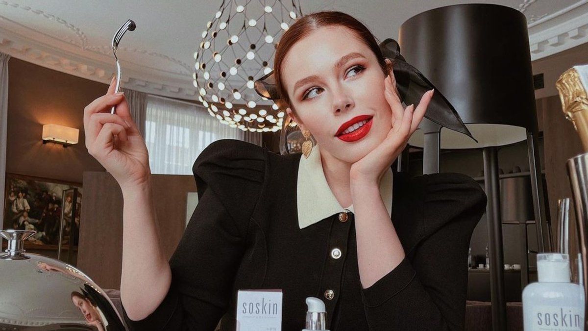 Українська фотографиня Соня Плакидюк підкреслила фігуру відвертою сукнею