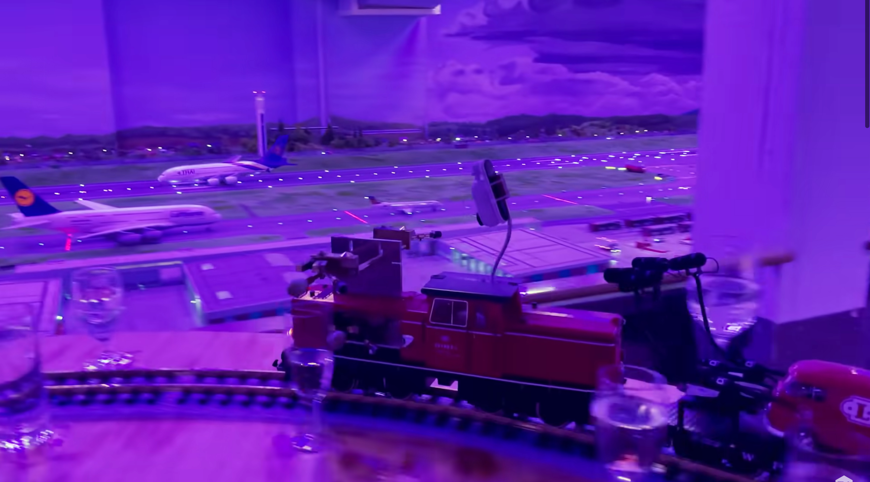 Іграшковий поїзд виконав найдовшу мелодію за допомогою бокалів: відео