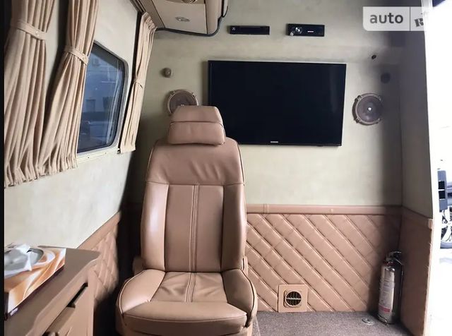 У Києві продають броньований мікроавтобус Кернеса: фото - фото 455130