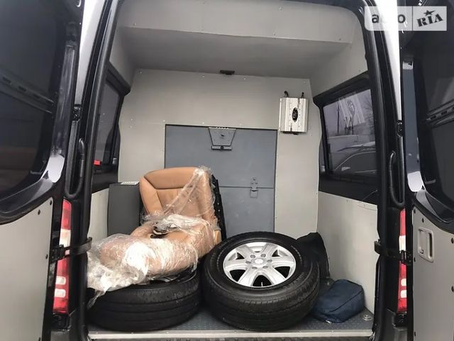 У Києві продають броньований мікроавтобус Кернеса: фото - фото 455132