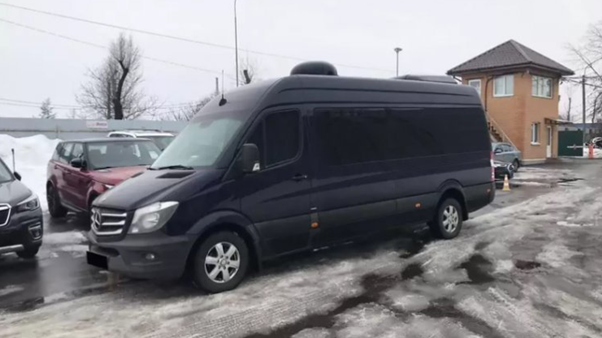 У Києві продають броньований мікроавтобус Кернеса: фото