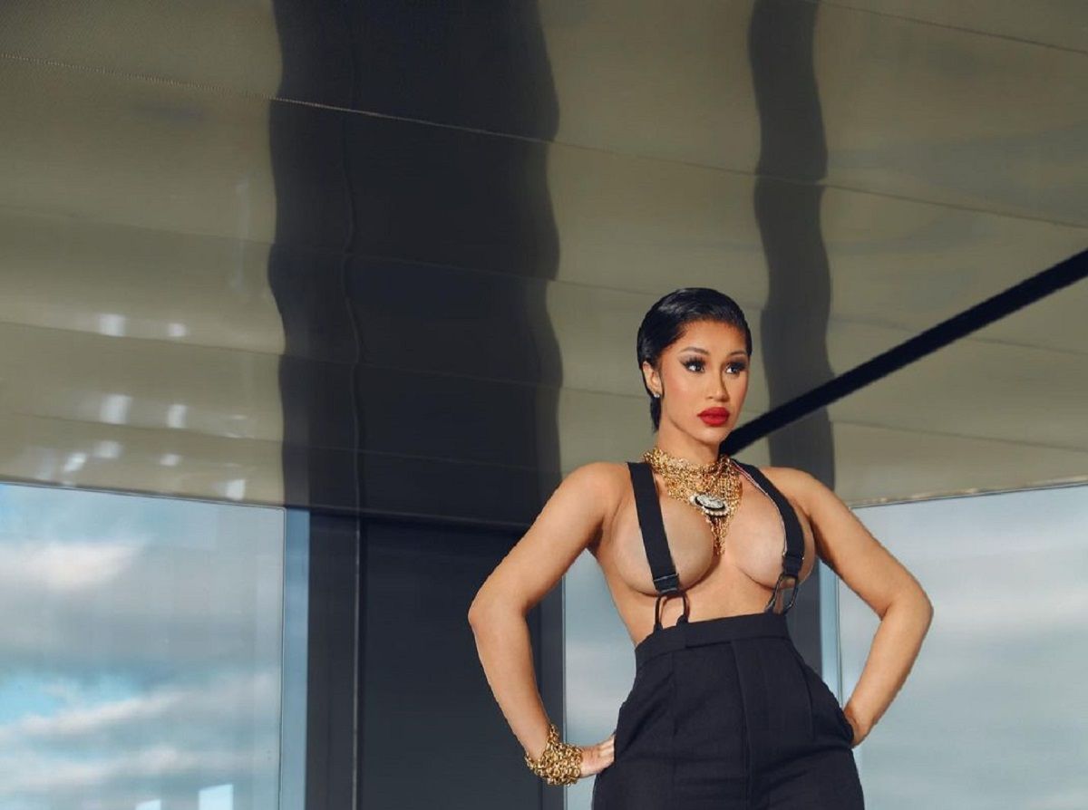 Реперка Cardi B зняла спокусливе відео в купальнику (18+)