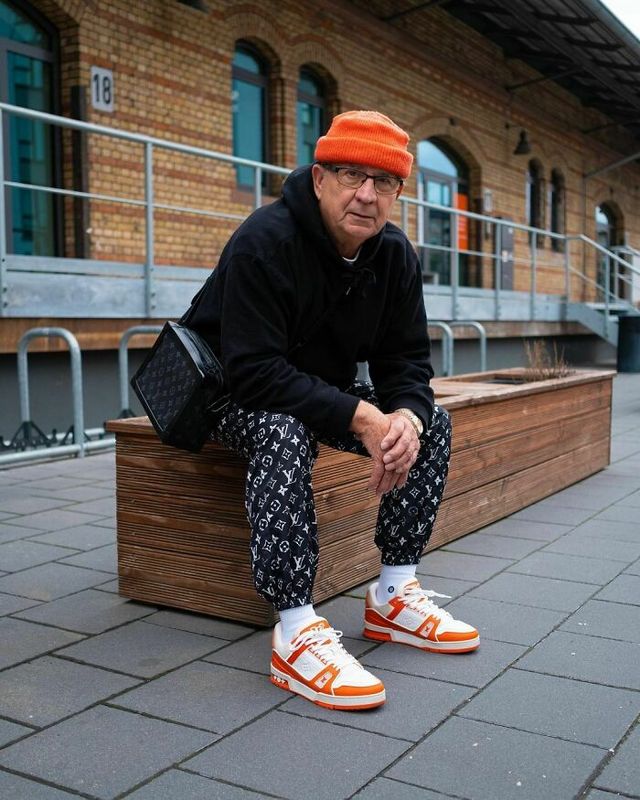 Стильний дідусь повторює образи зірок, і це варто побачити - фото 455150