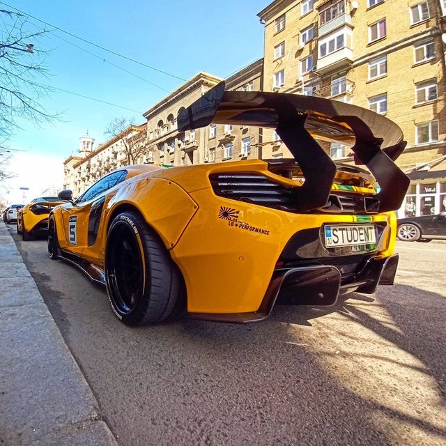 У Києві на парковці помітили два ефектних суперкари McLaren: фотофакт - фото 455162