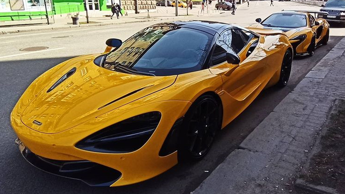У Києві на парковці помітили два ефектних суперкари McLaren: фотофакт - фото 1