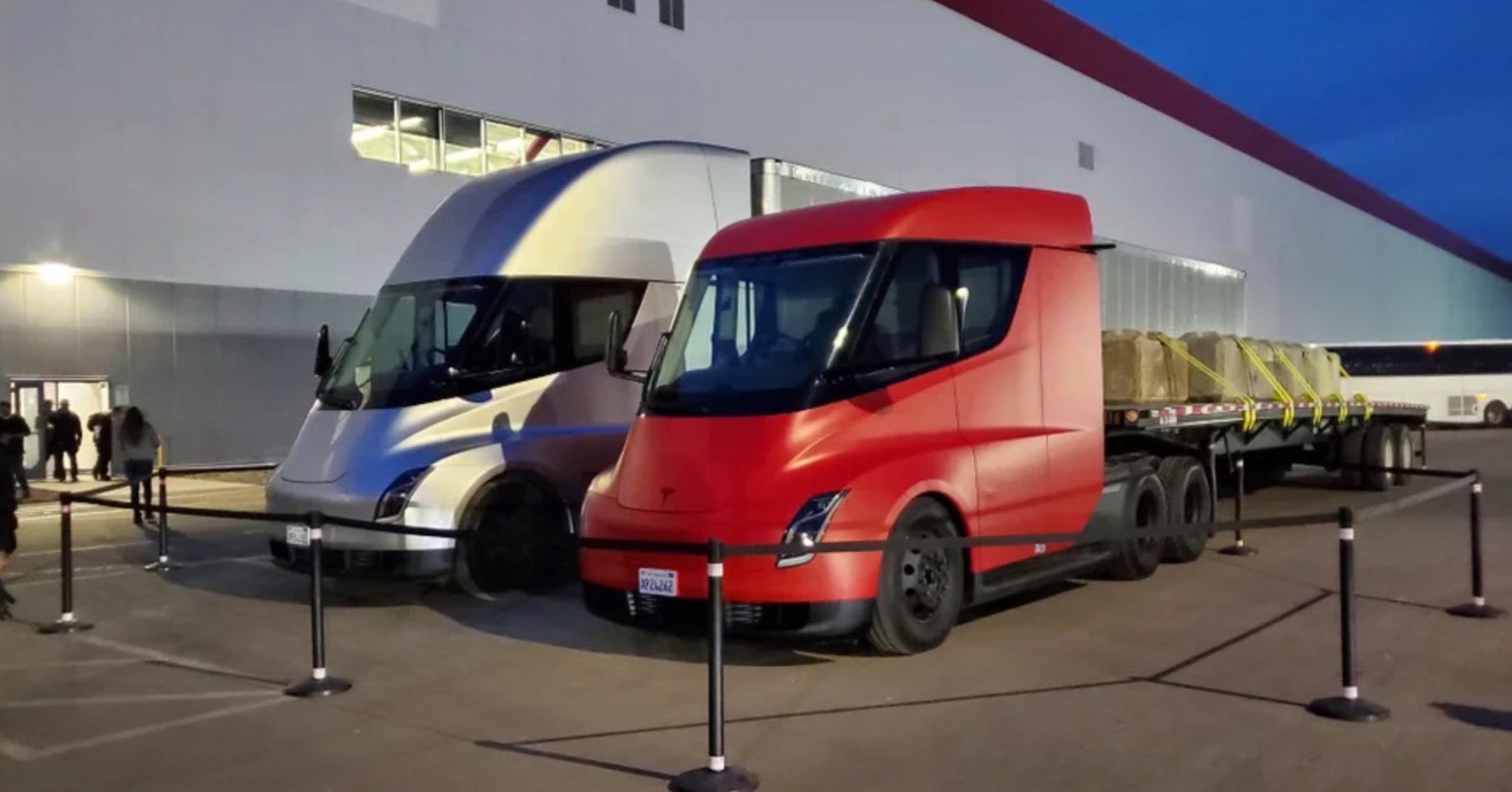 Тягачі Tesla Semi тестують у транспортуванні деревини у горах