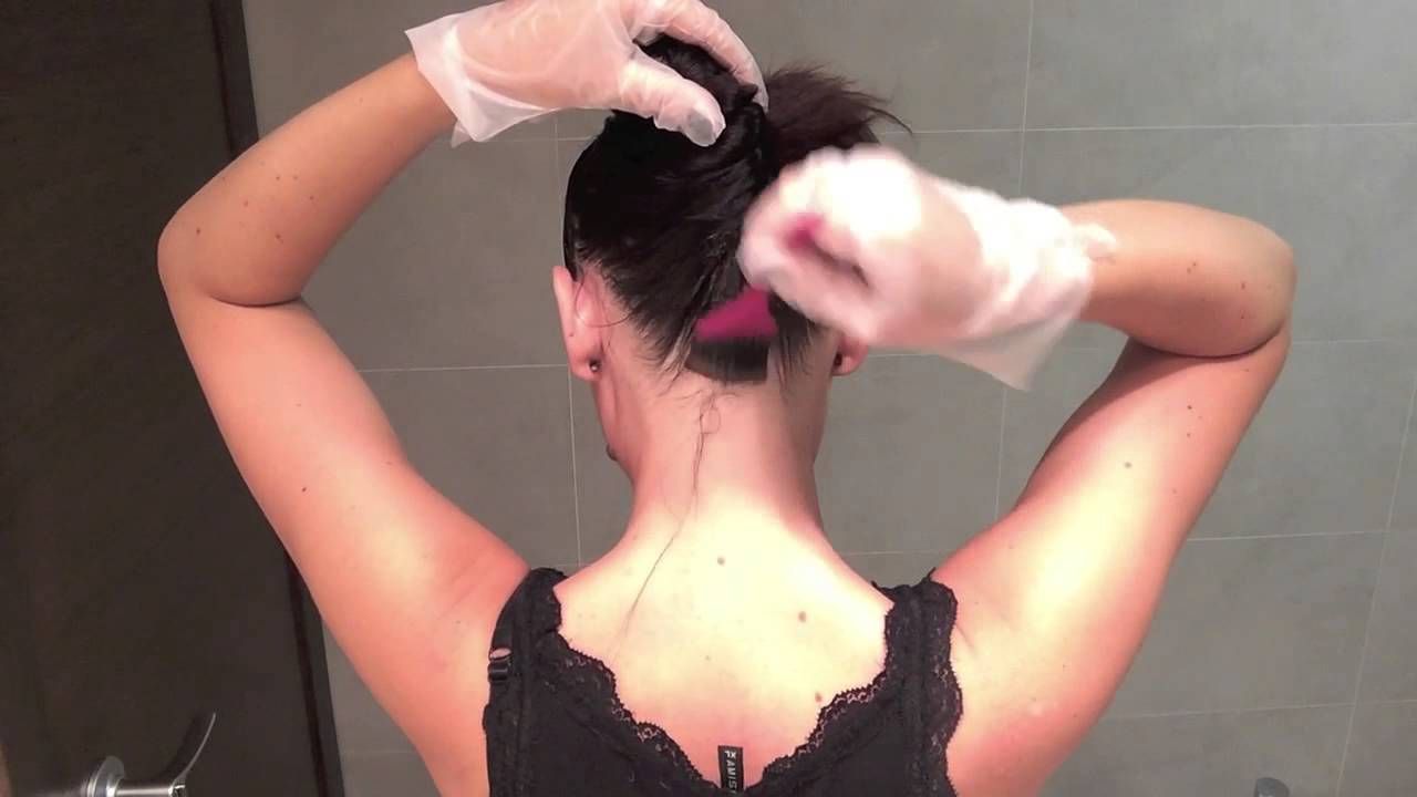 Волосся дівчини почало диміти після самостійного фарбування: відео