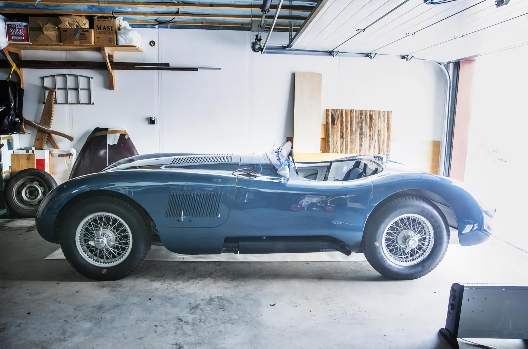 Jaguar судиться з подружжям пенсіонерів через репліку родстера C-Type