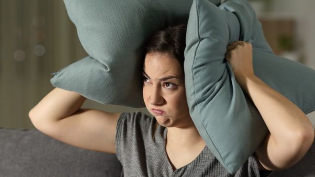 Галасливі сусіди: що робити і куди звертатися? - фото 455298