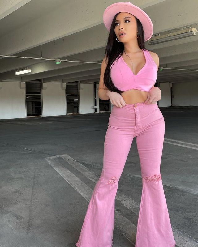 Надто розумна і гаряча: модель Крістін Мей заінтригувала новими фото (18+) - фото 455303