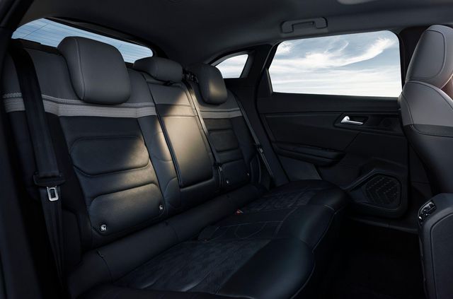 Стильний і спритний: Citroen представив флагманський кросовер C5 X - фото 455312