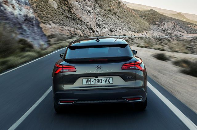 Стильний і спритний: Citroen представив флагманський кросовер C5 X - фото 455313