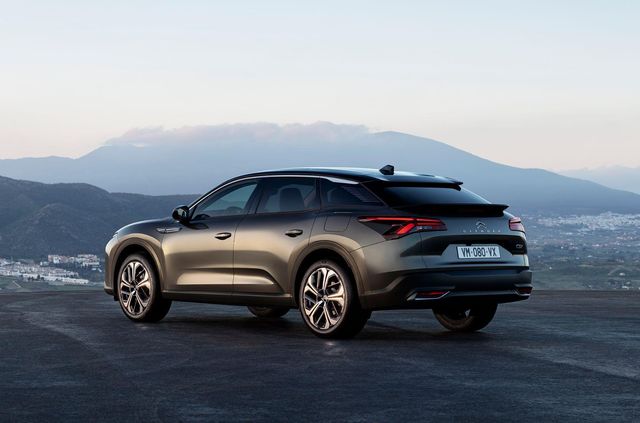 Стильний і спритний: Citroen представив флагманський кросовер C5 X - фото 455315